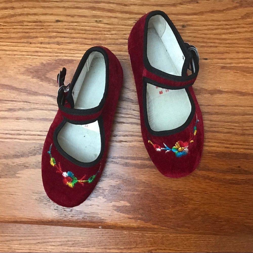 Cute cloth shoes for little girls